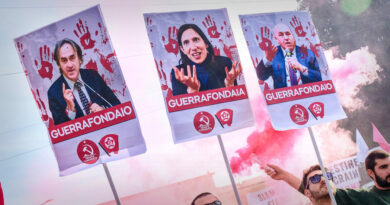 Da Palermo a Milano, 80mila in piazza contro la guerra. “Guerrafondai” e foto insanguinate per Meloni, Crosetto, Schlein e Bonelli