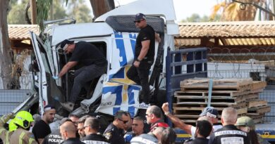 Israele in guerra, le notizie di oggi. Camion si schianta contro la fermata di un autobus vicino a Tel Aviv: decine di feriti. Media: l’autista ucciso da civili armati. La polizia sospetta sia terrorismo