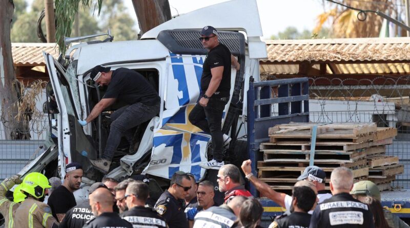 Israele in guerra, le notizie di oggi. Camion si schianta contro la fermata di un autobus vicino a Tel Aviv: decine di feriti. Media: l’autista ucciso da civili armati. La polizia sospetta sia terrorismo