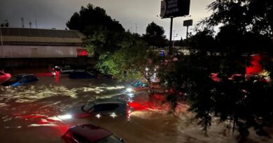 Alluvione in Spagna, nella provincia di Valencia almeno 70 morti. Sánchez: “L’emergenza non è finita”. Allerta massima a Barcellona