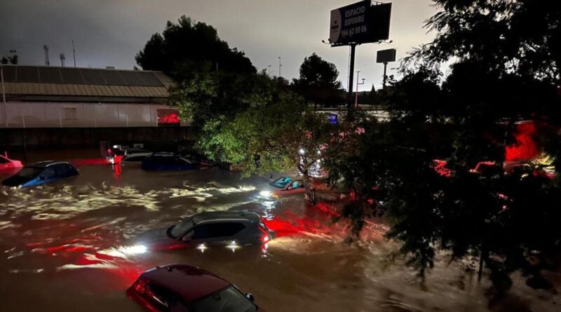 Alluvione in Spagna, nella provincia di Valencia almeno 70 morti. Sánchez: “L’emergenza non è finita”. Allerta massima a Barcellona