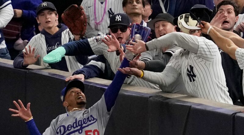 I tifosi dei New York Yankees che hanno interferito con la presa e hanno afferrato un giocatore sono stati banditi dalla partita delle World Series