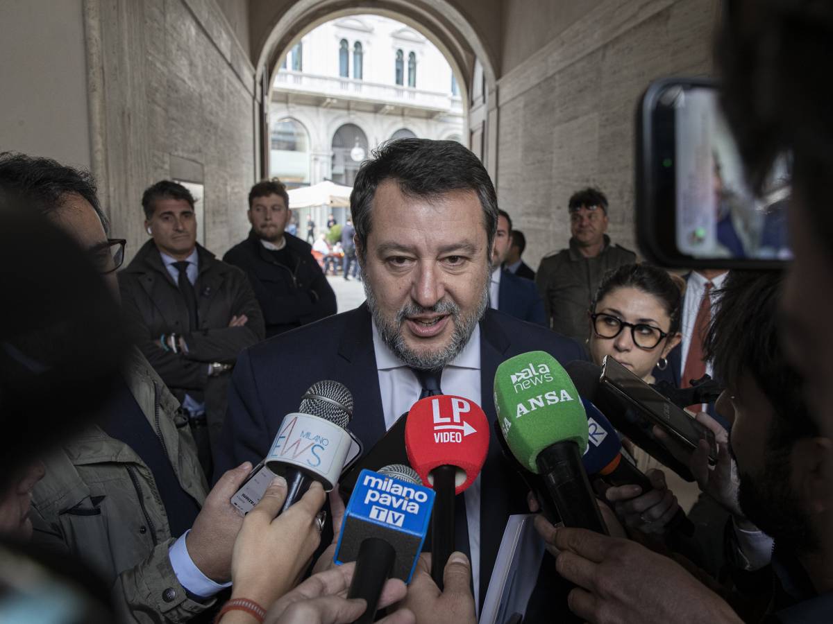 Migranti, Salvini: “Alcuni pm fanno il male dell’Italia. Si tolgono la toga”