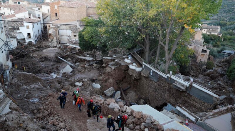 Alluvione in Spagna, dopo Valencia allerta a Barcellona: le news di oggi. Sanchez: “Faremo tutto il possibile per trovare i dispersi”. Corpi senza vita nelle auto. Saccheggiati centri commerciali. Il bilancio è di 140 morti