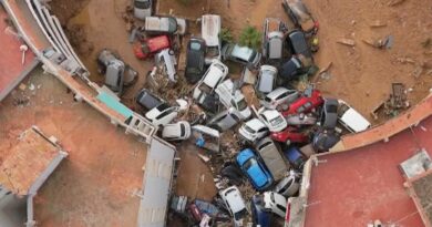 Cresce la rabbia per la risposta alle alluvioni in Spagna: l’uomo che si è aggrappato a un palo nell’acqua impetuosa rivive il suo calvario