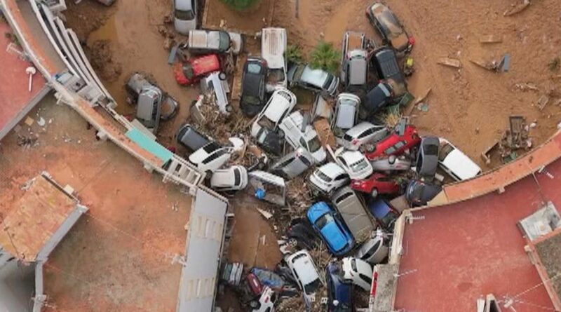 Cresce la rabbia per la risposta alle alluvioni in Spagna: l’uomo che si è aggrappato a un palo nell’acqua impetuosa rivive il suo calvario