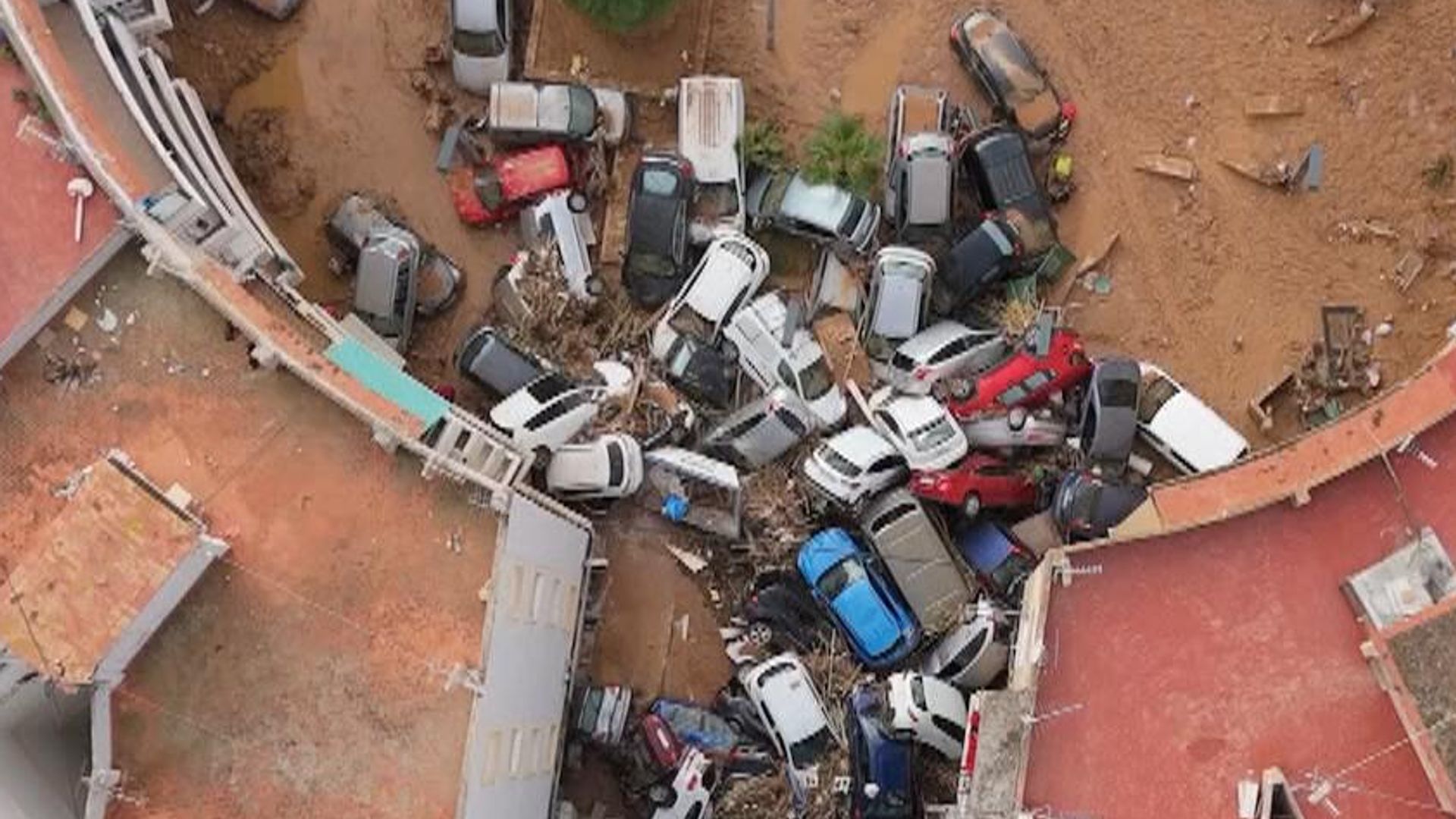 Cresce la rabbia per la risposta alle alluvioni in Spagna: l’uomo che si è aggrappato a un palo nell’acqua impetuosa rivive il suo calvario