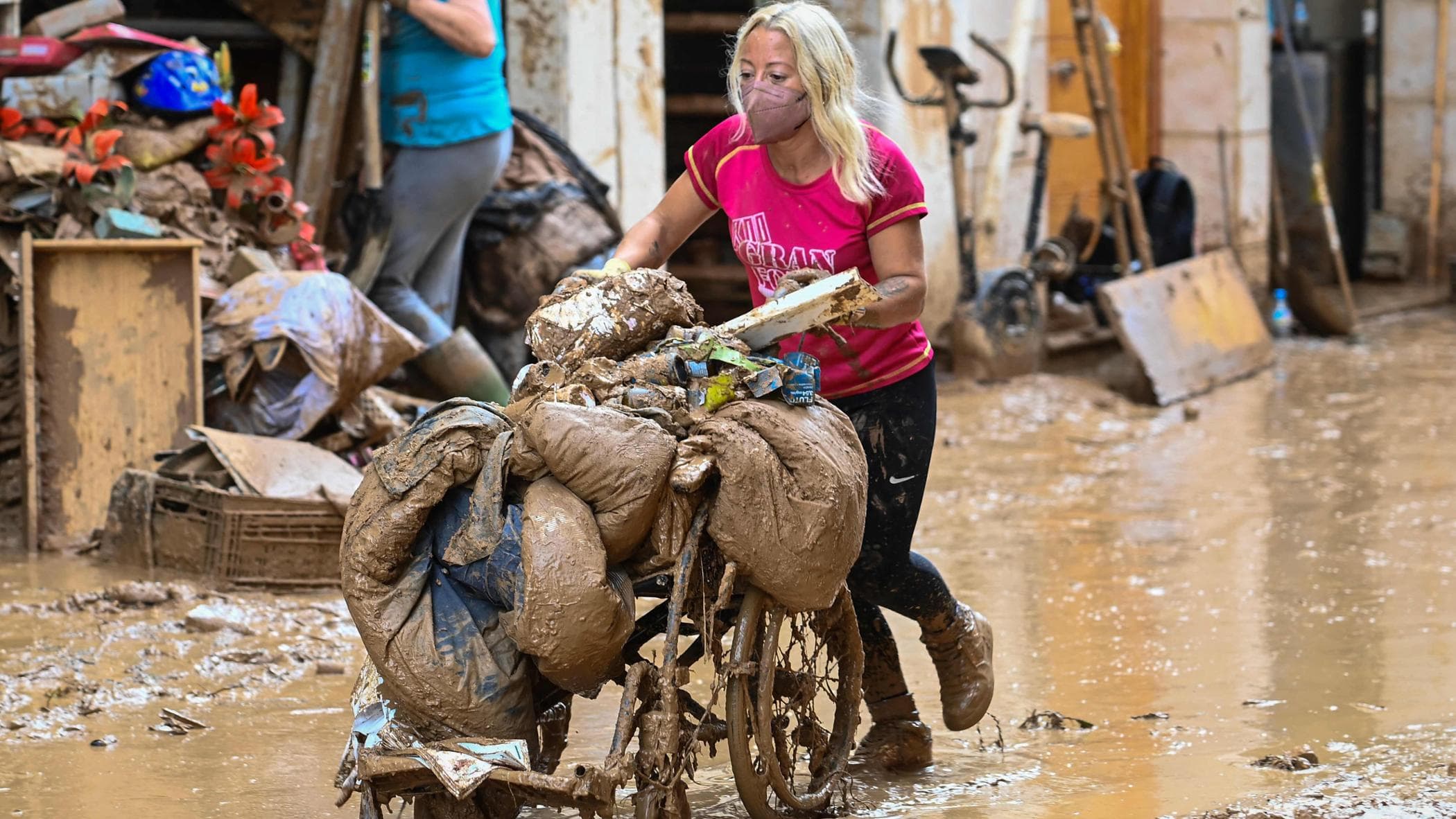 Alluvione in Spagna, le news di oggi. I sub nel sotterraneo del centro commerciale di Valencia: “Quel parcheggio è un cimitero”. I fatti di domani nella regione