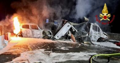 Assalto alla sede Dhl: auto incendiate e chiodi a terra. “Bottino da un milione di euro”