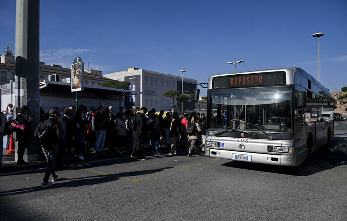 Verso un venerdì nero: scatta alle 5.30 lo sciopero di 24 ore di bus e metro