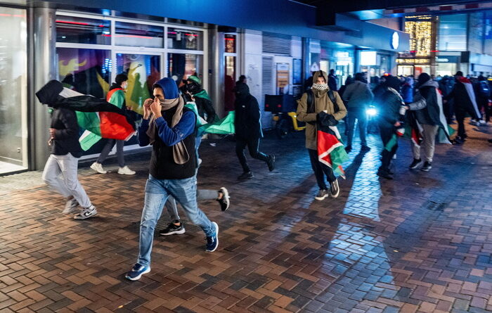 Tifosi israeliani aggrediti ad Amsterdam. Il premier olandese: ‘Mi vergogno’. Scholz: “Violenze intollerabili”