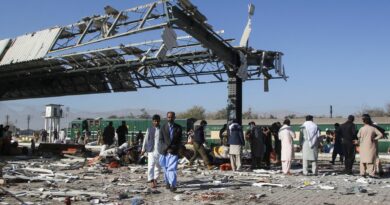 Almeno 20 morti nell’attentato alla stazione ferroviaria del Pakistan