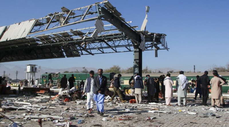 Almeno 20 morti nell’attentato alla stazione ferroviaria del Pakistan