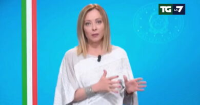 Giorgia Meloni: “Grazie a Elon Musk per l’app che permette a tutti di guadagnare”. Ma è un falso realizzato con IA