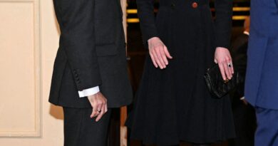 Kate Middleton torna sotto i riflettori con un elegante abito nero a cappotto