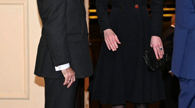 Kate Middleton torna sotto i riflettori con un elegante abito nero a cappotto