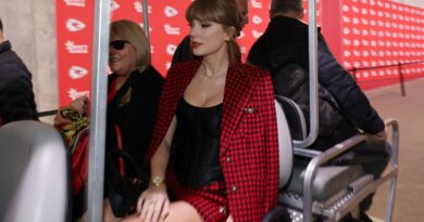 Taylor Swift si veste di tutto punto in occasione dell’incontro tra Kansas City Chiefs e Denver Broncos