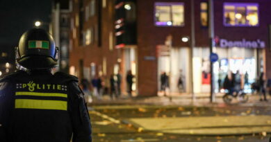 Nuove violenze ad Amsterdam, incendiato un tram