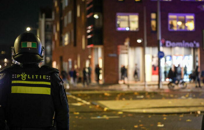 Nuove violenze ad Amsterdam, incendiato un tram