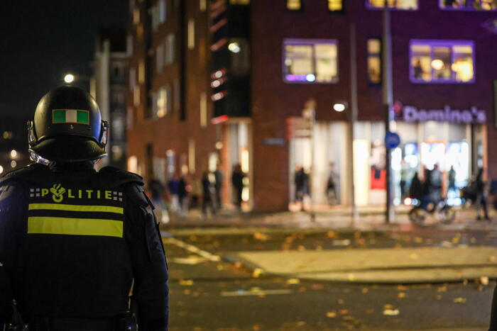 Nuove violenze ad Amsterdam, incendiato un tram