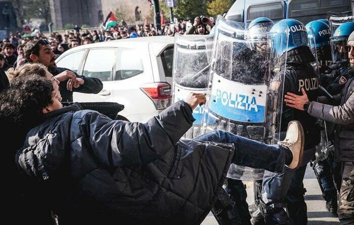 Corteo studenti Pro Pal a Torino, ‘governo e Schlein complici’. Tensioni con le forze dell’ordine, 15 poliziotti al pronto soccorso