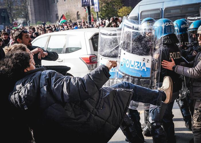 Corteo studenti Pro Pal a Torino, ‘governo e Schlein complici’. Tensioni con le forze dell’ordine, 15 poliziotti al pronto soccorso