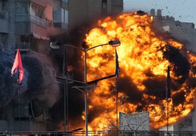 Le immagini mostrano il momento in cui una bomba israeliana è esplosa in un condominio di Beirut