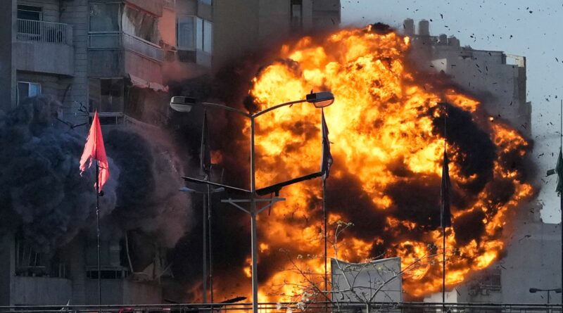 Le immagini mostrano il momento in cui una bomba israeliana è esplosa in un condominio di Beirut