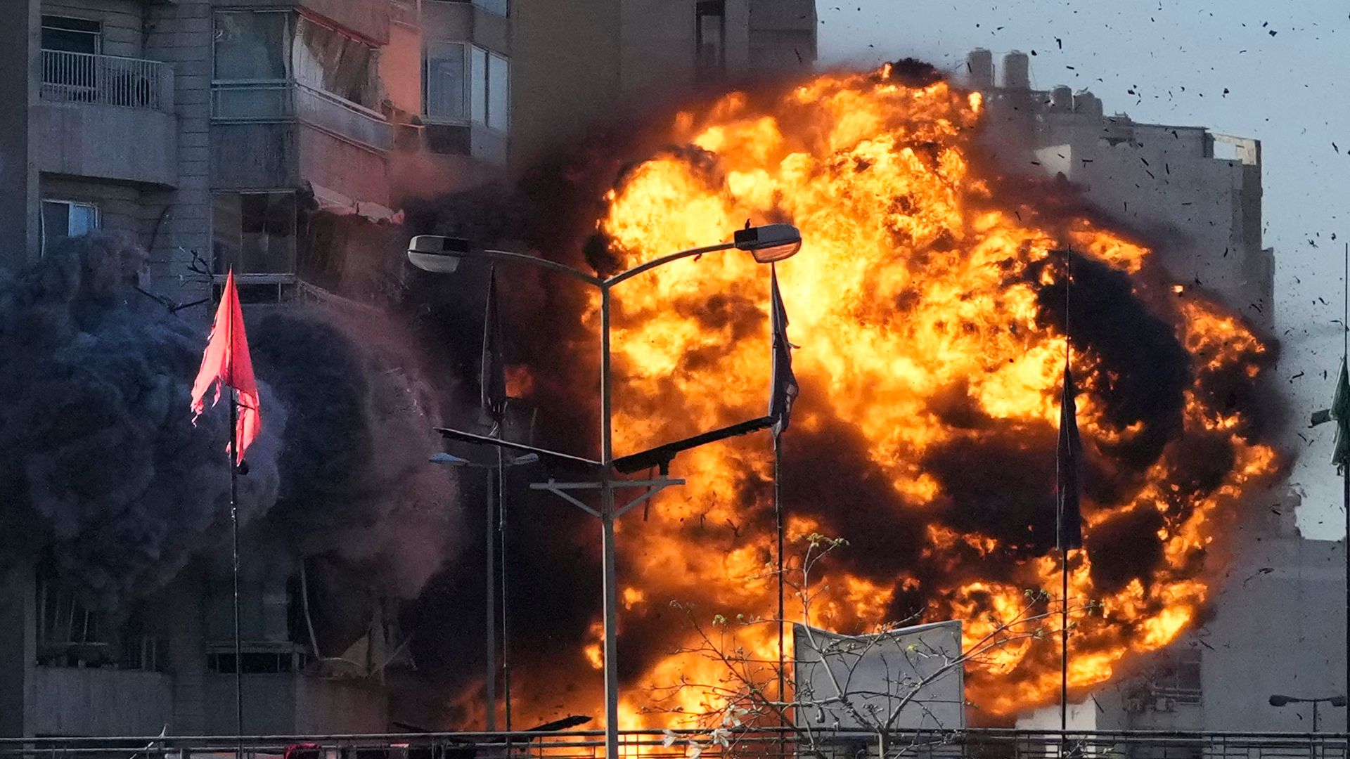 Le immagini mostrano il momento in cui una bomba israeliana è esplosa in un condominio di Beirut