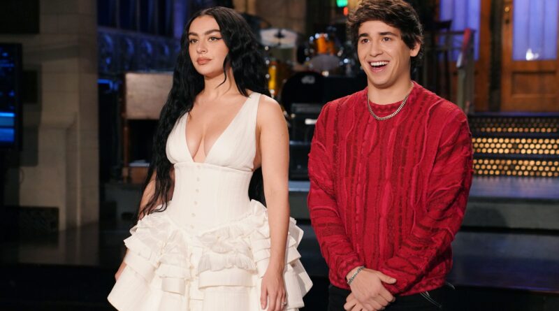 La moda di Charli XCX al SNL non fa ridere