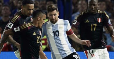 “Messi? Lo tocca con un dito ed è fallo”. Duro attacco e nervosismo in Argentina-Perù: “Che fai, stupido?”.