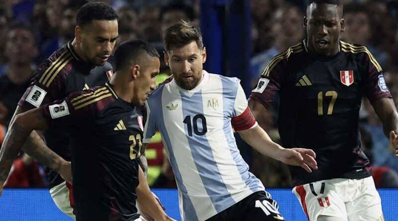 “Messi? Lo tocca con un dito ed è fallo”. Duro attacco e nervosismo in Argentina-Perù: “Che fai, stupido?”.