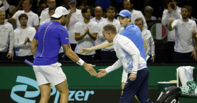 Coppa Davis, Jannik Sinner trascina l’Italia in semifinale. Con Berrettini battono l’Argentina e rimediano allo scivolone di Musetti