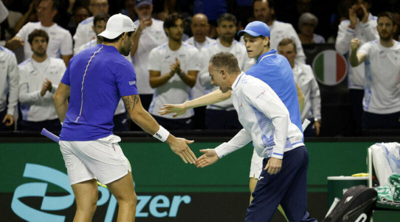 Coppa Davis, Jannik Sinner trascina l’Italia in semifinale. Con Berrettini battono l’Argentina e rimediano allo scivolone di Musetti