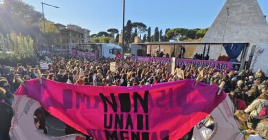 Non una di meno, la manifestazione contro la violenza di genere. Bruciata la foto di Valditara