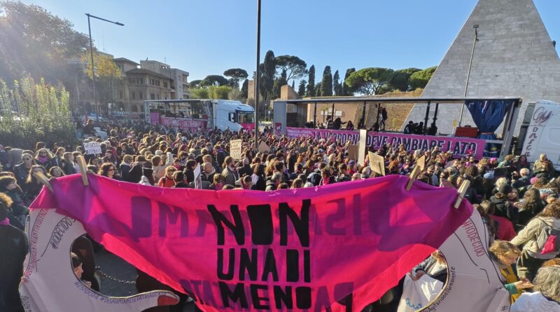 Non una di meno, la manifestazione contro la violenza di genere. Bruciata la foto di Valditara