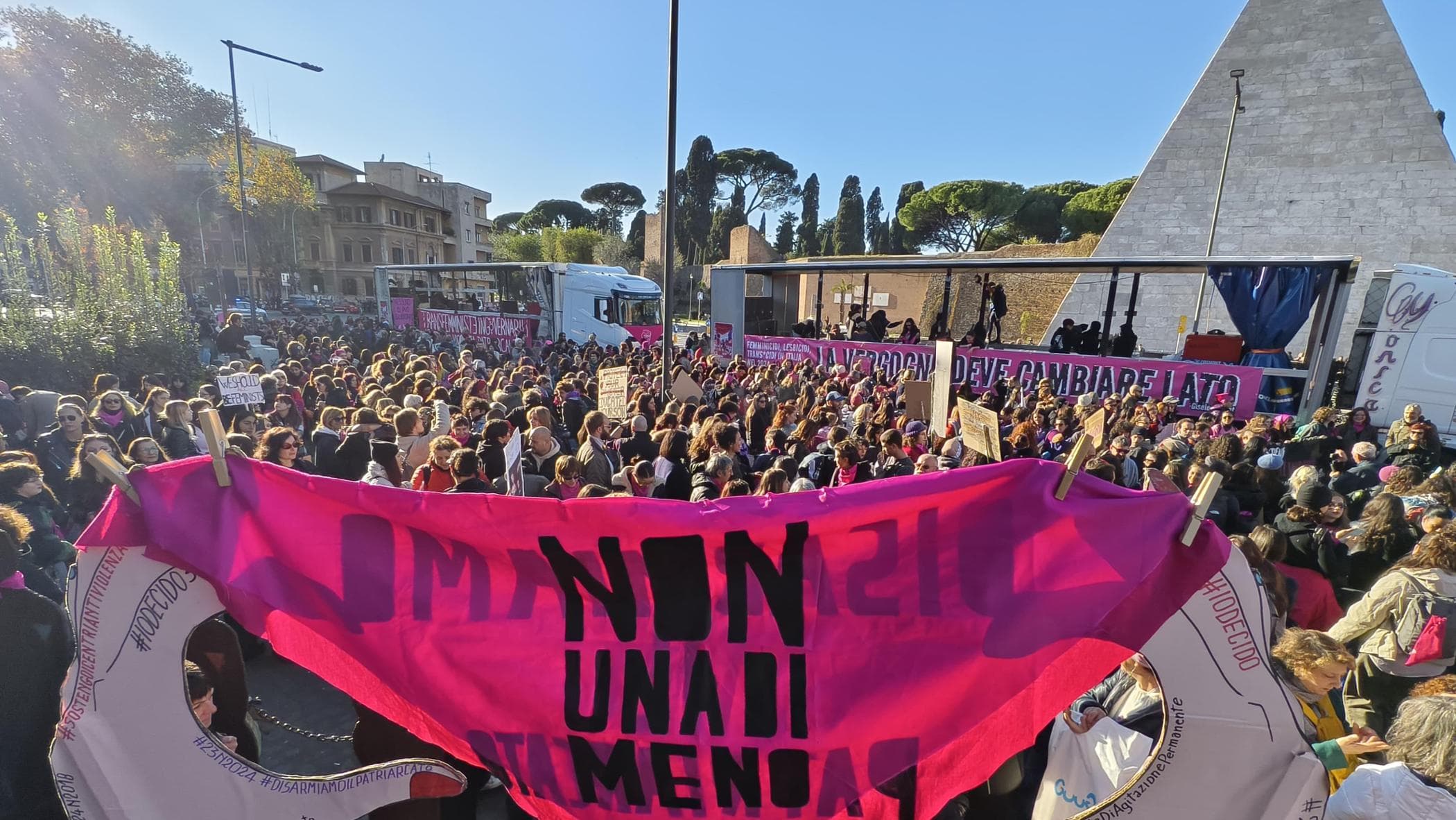 Non una di meno, la manifestazione contro la violenza di genere. Bruciata la foto di Valditara