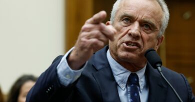 RFK Jr. a piedi nudi fa bollire il tacchino nel sego, Cheryl Hines al suo fianco