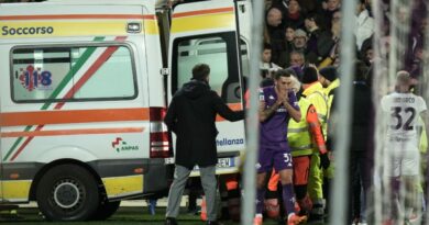 Bove, malore in campo durante Fiorentina-Inter: il centrocampista crolla a terra. Adn: “Ha ripreso conoscenza”