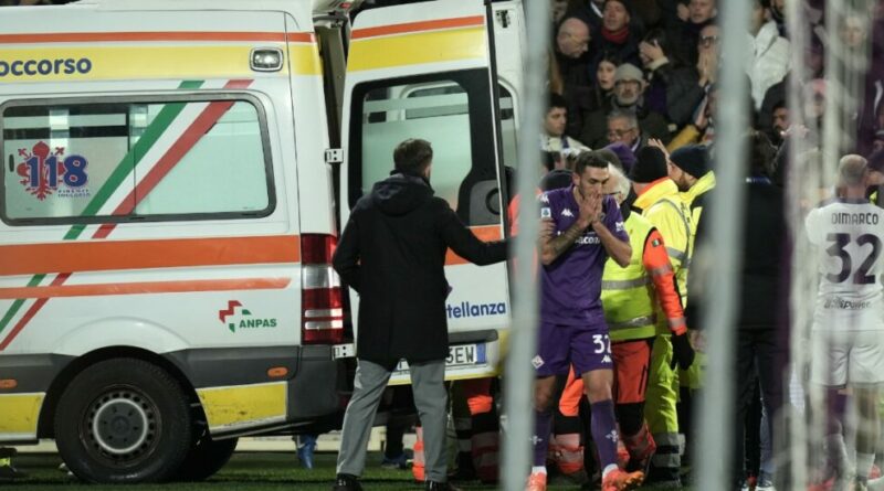 Bove, malore in campo durante Fiorentina-Inter: il centrocampista crolla a terra. Adn: “Ha ripreso conoscenza”