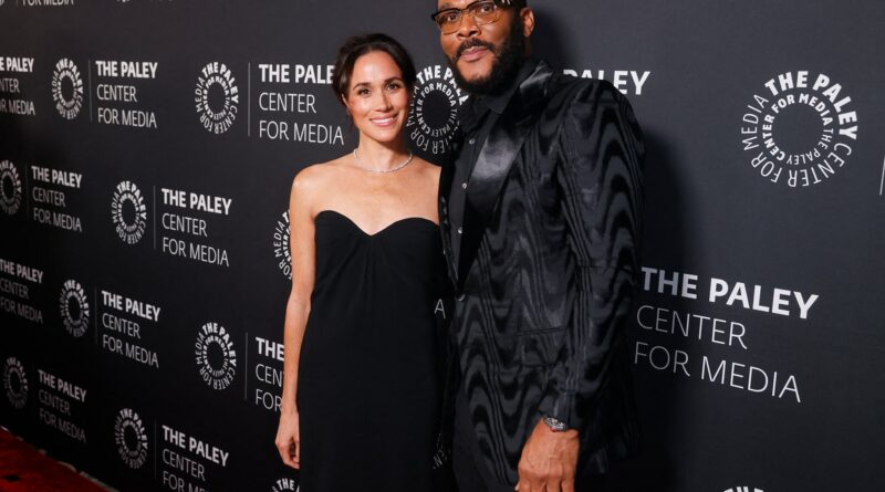 Meghan Markle ha confortato un Tyler Perry in lacrime mentre Oprah Winfrey faceva un discorso su di lui