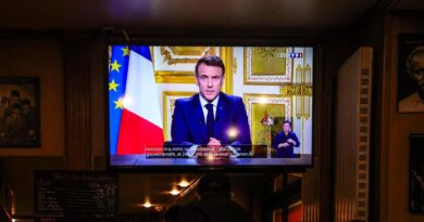 Francia, crisi di governo. Le Pen a Macron: “Posso sfiduciare anche il prossimo premier”