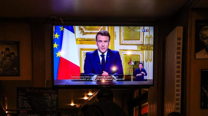 Francia, crisi di governo. Le Pen a Macron: “Posso sfiduciare anche il prossimo premier”