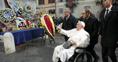 Tenta di avventarsi su auto corteo del Papa, bloccato