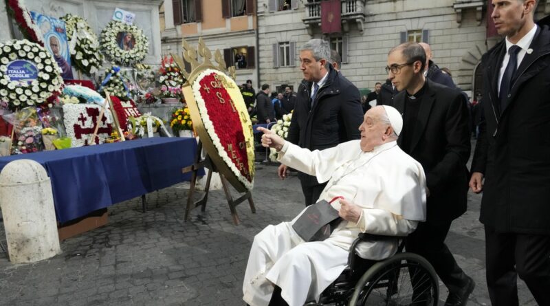 Tenta di avventarsi su auto corteo del Papa, bloccato