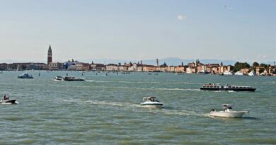 Incidente in laguna a Venezia: scontro tra un barcone turistico privato e un vaporetto pubblico. Ci sono feriti