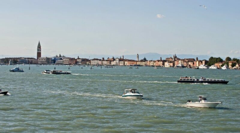 Incidente in laguna a Venezia: scontro tra un barcone turistico privato e un vaporetto pubblico. Ci sono feriti