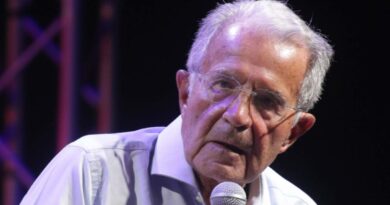 Prodi senza freni attacca ancora Meloni: “Hanno radici estremiste e violente”