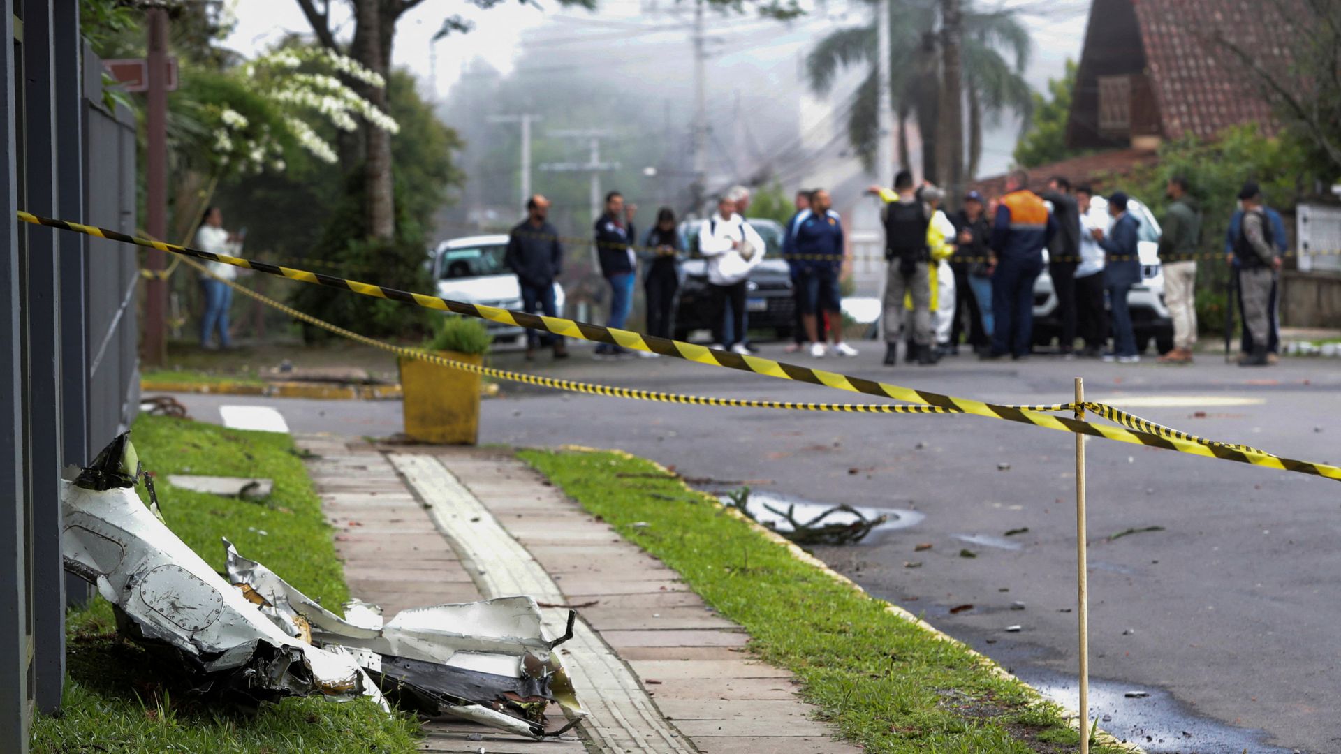 Almeno 10 morti per l’incidente di un piccolo aereo nella popolare città turistica brasiliana