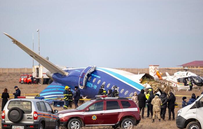 Aereo in volo da Baku a Grozny precipita in Kazakistan, almeno 38 morti